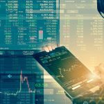 El mercado Forex spot opera las 24 horas del día desde el día domingo a las 5 pm tiempo EST (inicia operaciones con la apertura de la sesión del mercado en Sidney) hasta el día viernes a las 5 pm tiempo EST.