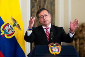 El presidente de Colombia propone un impuesto a las transacciones financieras globales