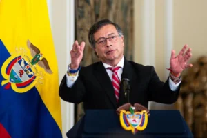El presidente de Colombia propone un impuesto a las transacciones financieras globales