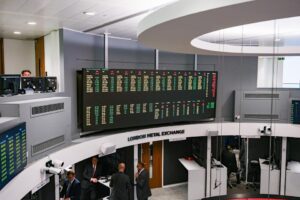 Suspensión de operaciones en LME afecta a mercados de metales