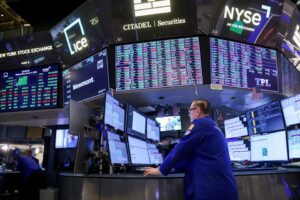 Wall Street borra sus ganancias y crudo sube mientras guerra se prolonga