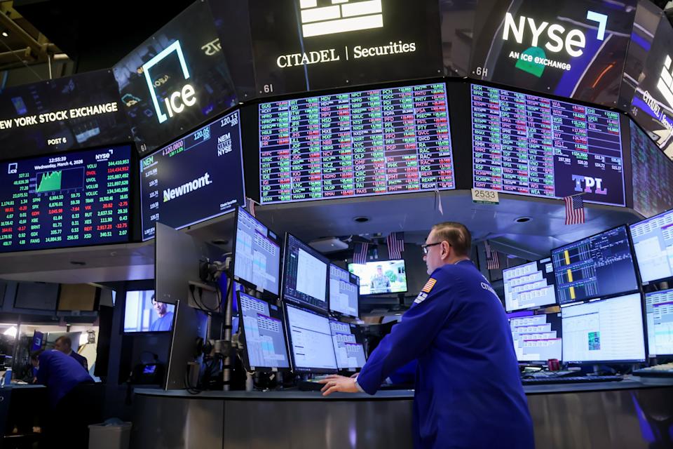 Wall Street borra sus ganancias y crudo sube mientras guerra se prolonga